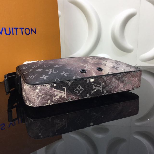 LV包 LV男包 M44165 LV銀河星空系列男包 Alpha郵差包 LV單肩斜挎包 LV相機包  ydh3249